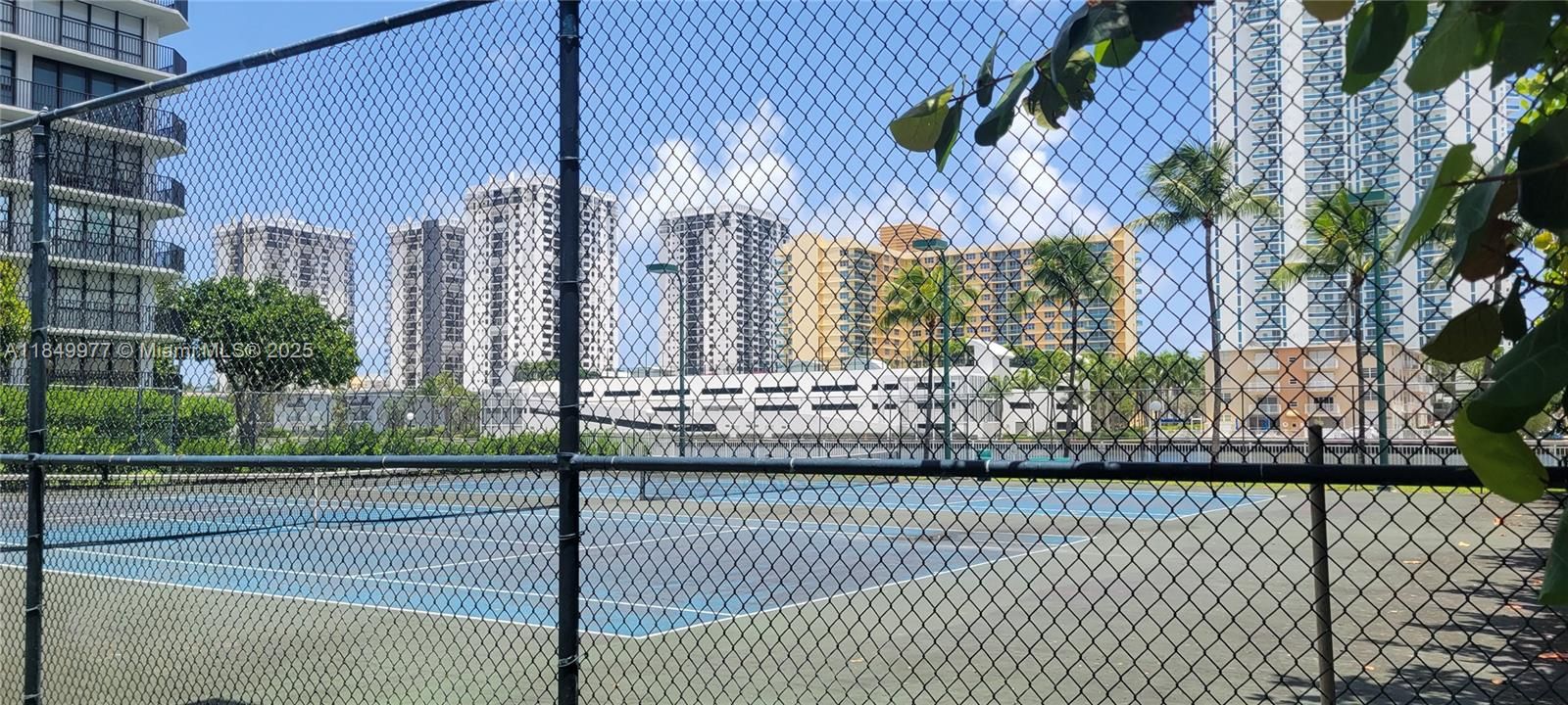 На продажу: $389,900 (2 спален, 2 ванн, 1430 Квадратных фут)