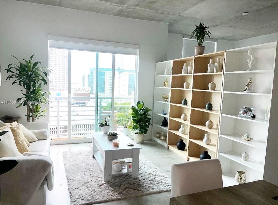 Recently Sold: $295,000 (1 beds, 1 baths, 685 Square Feet)