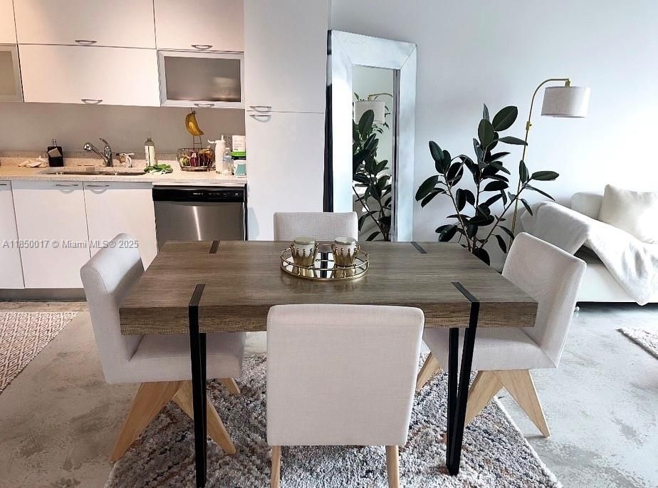 Recently Sold: $295,000 (1 beds, 1 baths, 685 Square Feet)