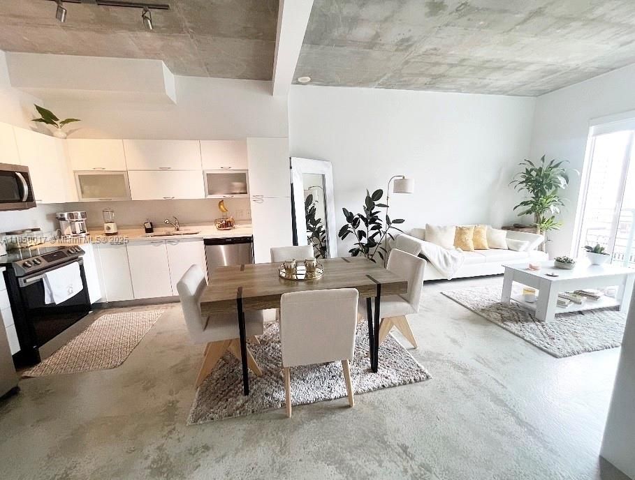 Recently Sold: $295,000 (1 beds, 1 baths, 685 Square Feet)