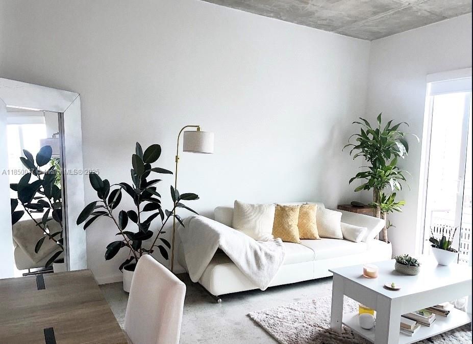 Recently Sold: $295,000 (1 beds, 1 baths, 685 Square Feet)