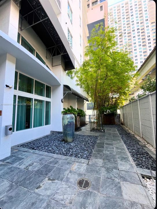 Recently Sold: $295,000 (1 beds, 1 baths, 685 Square Feet)