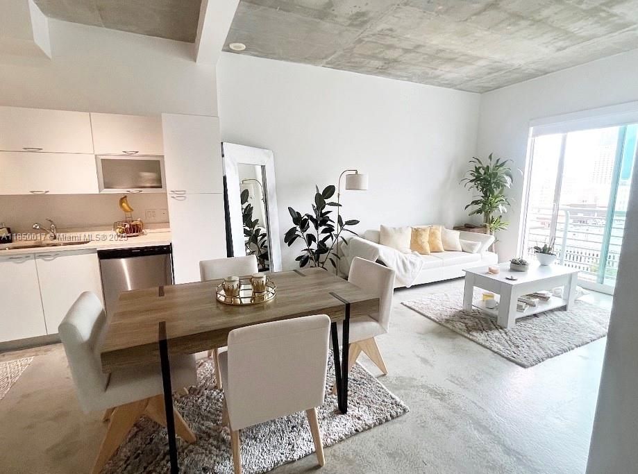 Recently Sold: $295,000 (1 beds, 1 baths, 685 Square Feet)