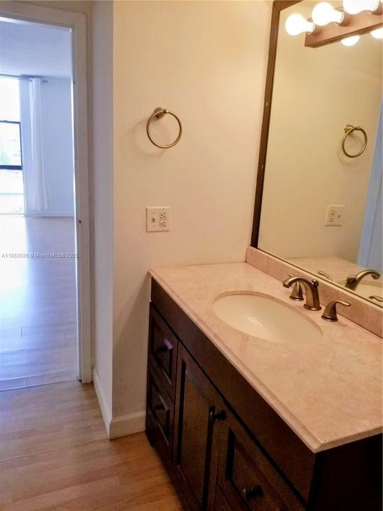 For Sale: $177,000 (1 beds, 1 baths, 740 Square Feet)