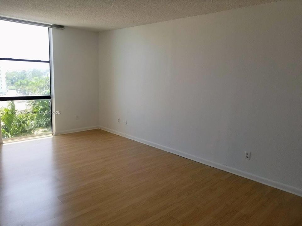 For Sale: $177,000 (1 beds, 1 baths, 740 Square Feet)