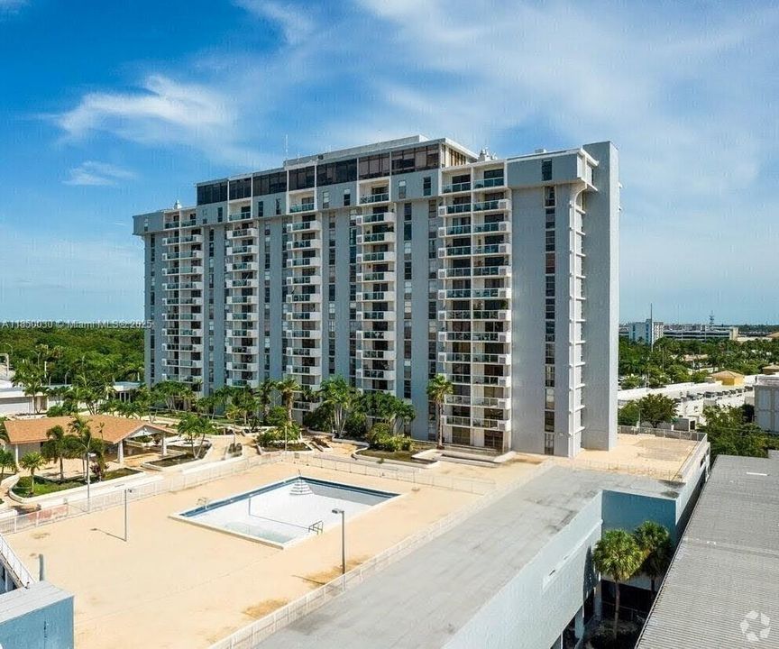 For Sale: $177,000 (1 beds, 1 baths, 740 Square Feet)