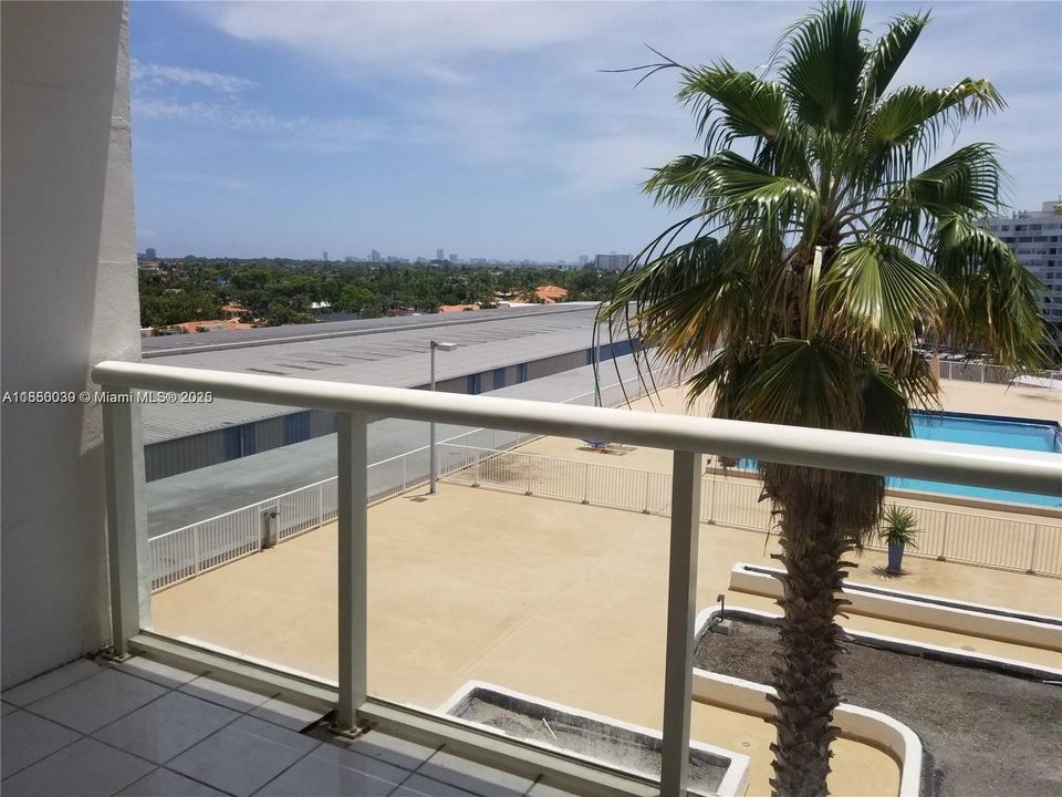 For Sale: $177,000 (1 beds, 1 baths, 740 Square Feet)