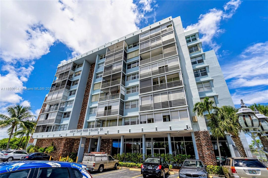 For Sale: $178,000 (1 beds, 1 baths, 790 Square Feet)