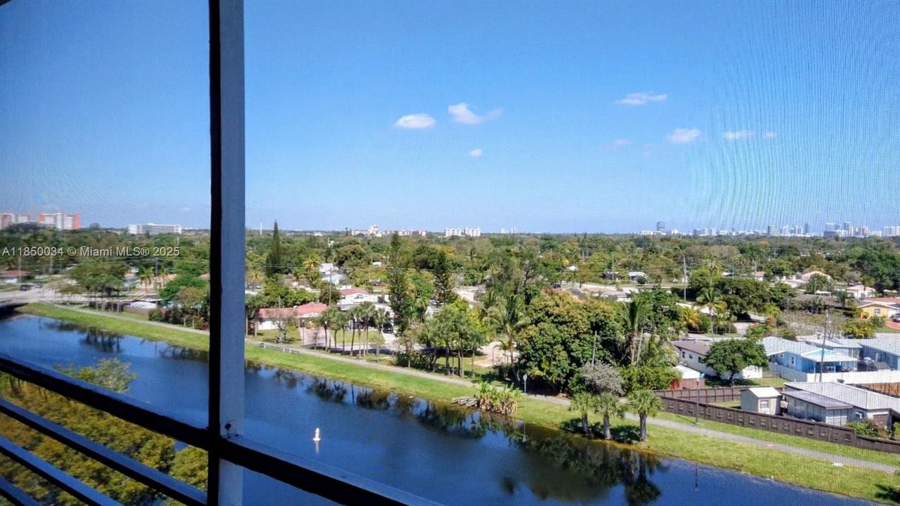 For Sale: $178,000 (1 beds, 1 baths, 790 Square Feet)