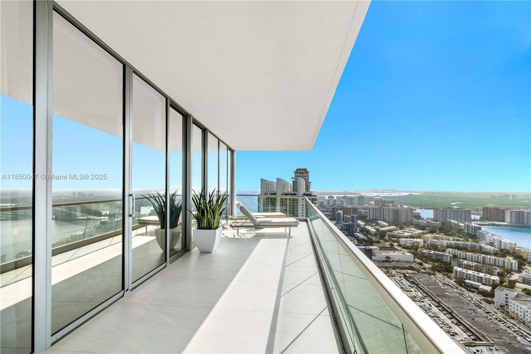 Active With Contract: $6,899,999 (4 beds, 5 baths, 3625 Square Feet)