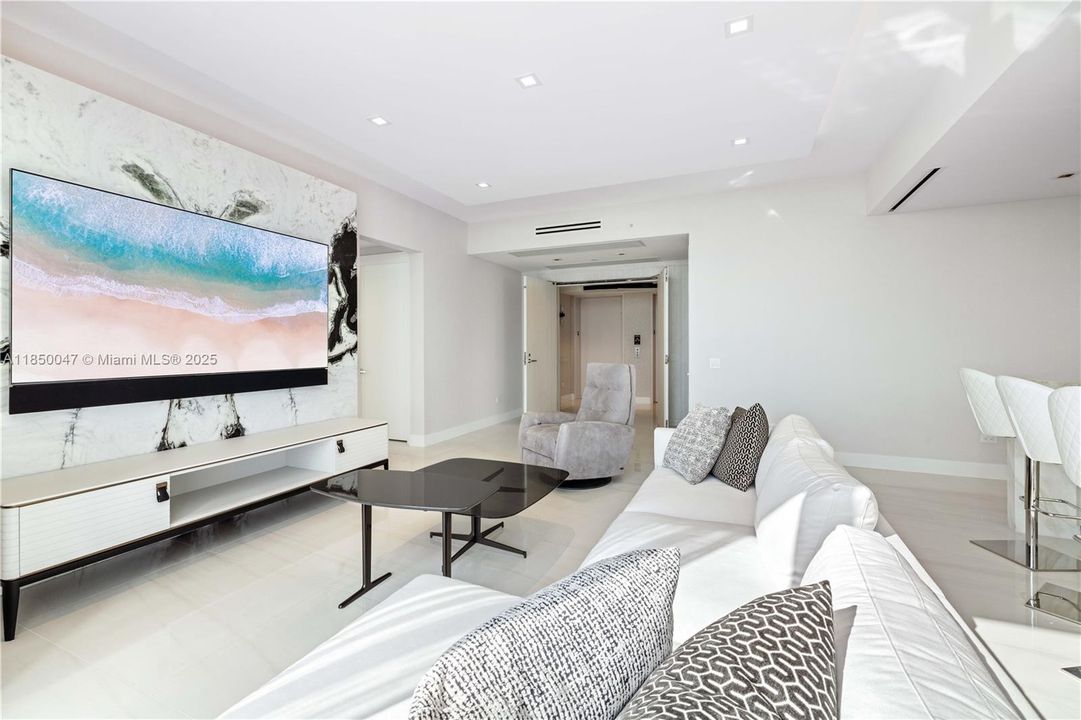 Active With Contract: $6,899,999 (4 beds, 5 baths, 3625 Square Feet)