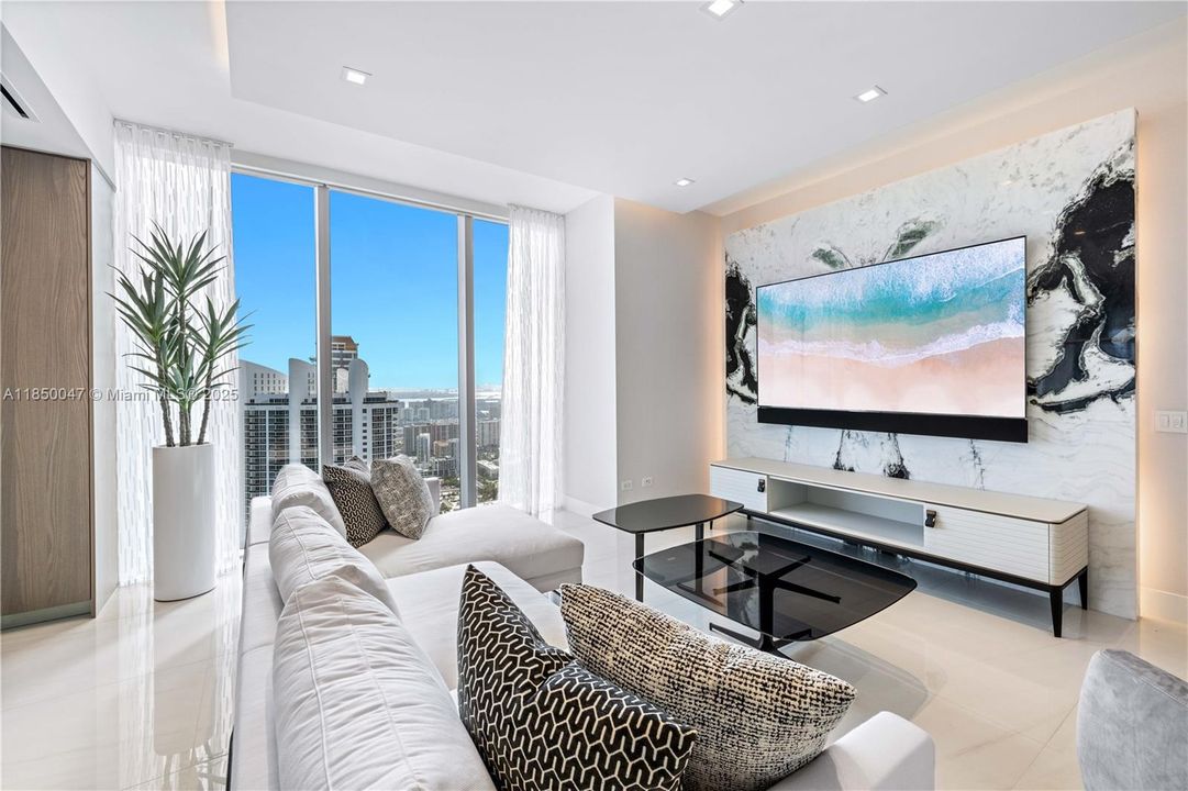 Active With Contract: $6,899,999 (4 beds, 5 baths, 3625 Square Feet)