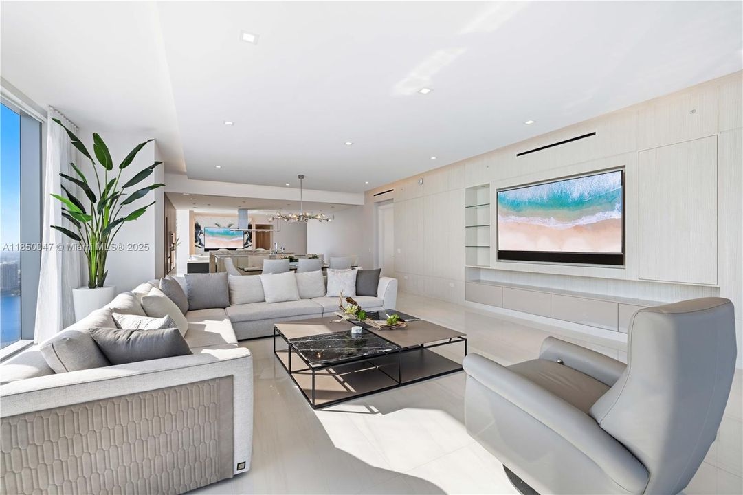 Active With Contract: $6,899,999 (4 beds, 5 baths, 3625 Square Feet)