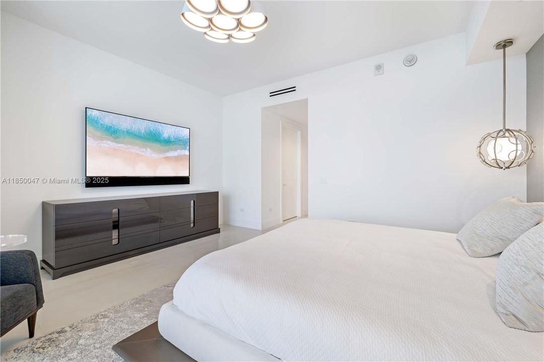 Active With Contract: $6,899,999 (4 beds, 5 baths, 3625 Square Feet)