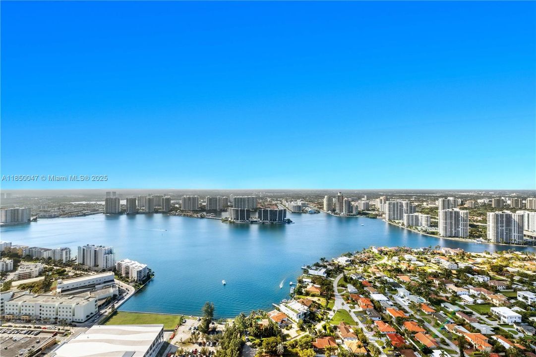 Active With Contract: $6,899,999 (4 beds, 5 baths, 3625 Square Feet)