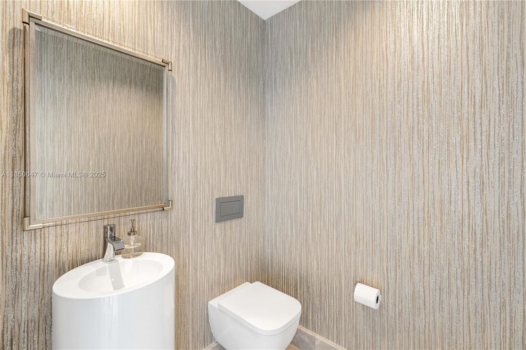 Active With Contract: $6,899,999 (4 beds, 5 baths, 3625 Square Feet)