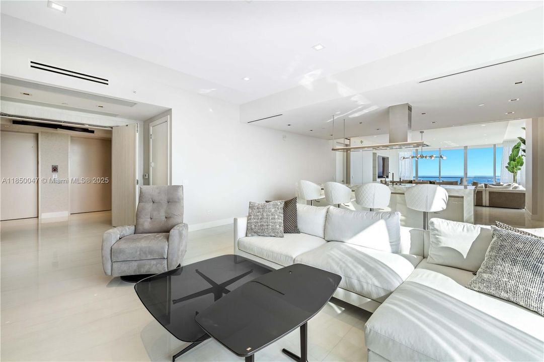 Active With Contract: $6,899,999 (4 beds, 5 baths, 3625 Square Feet)