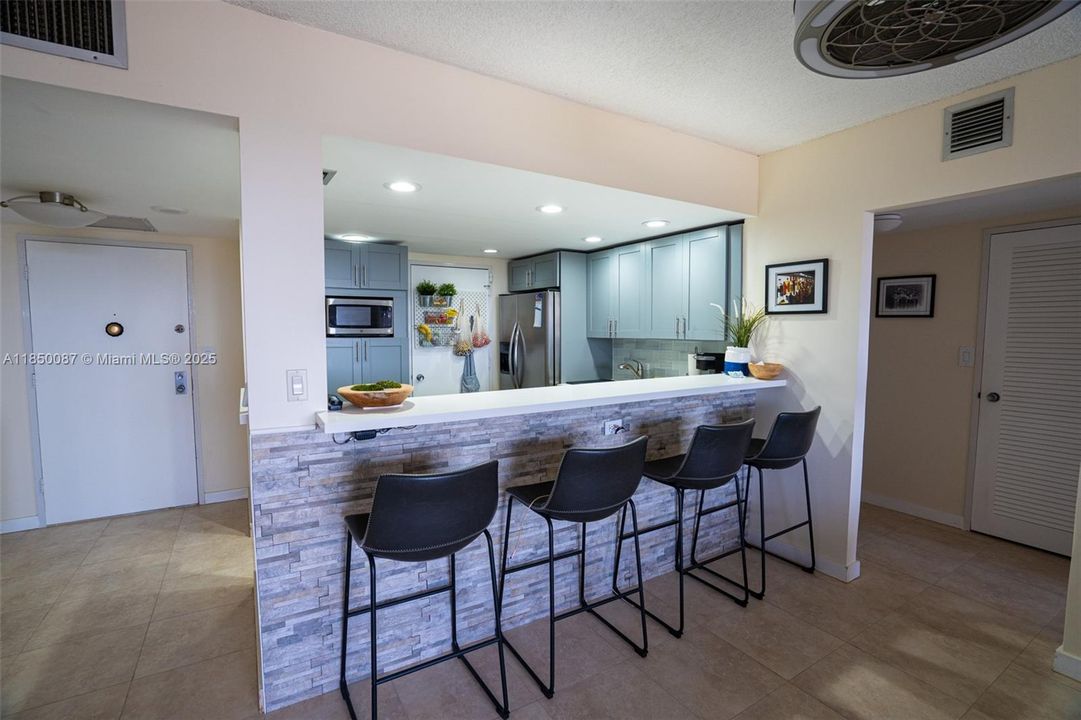 На продажу: $349,000 (2 спален, 2 ванн, 1400 Квадратных фут)