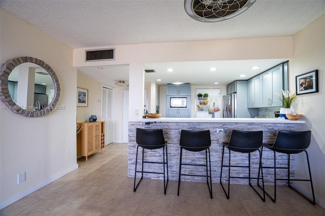 На продажу: $349,000 (2 спален, 2 ванн, 1400 Квадратных фут)