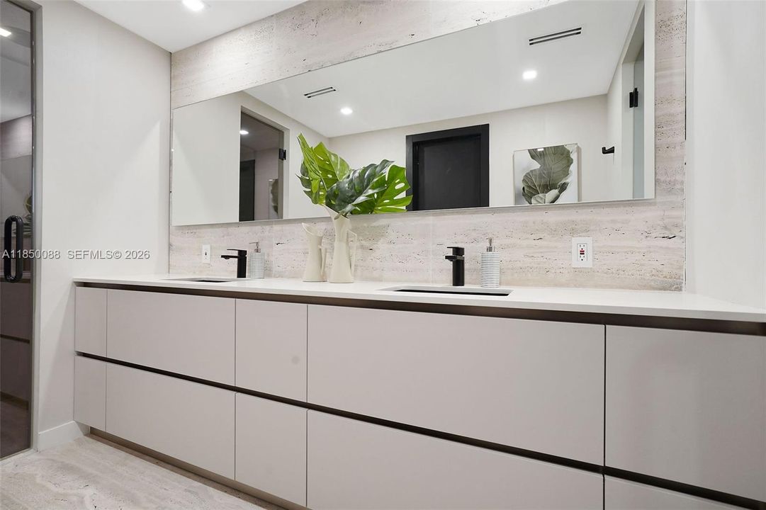 В аренду: $45,000 (5 спален, 6 ванн, 3955 Квадратных фут)