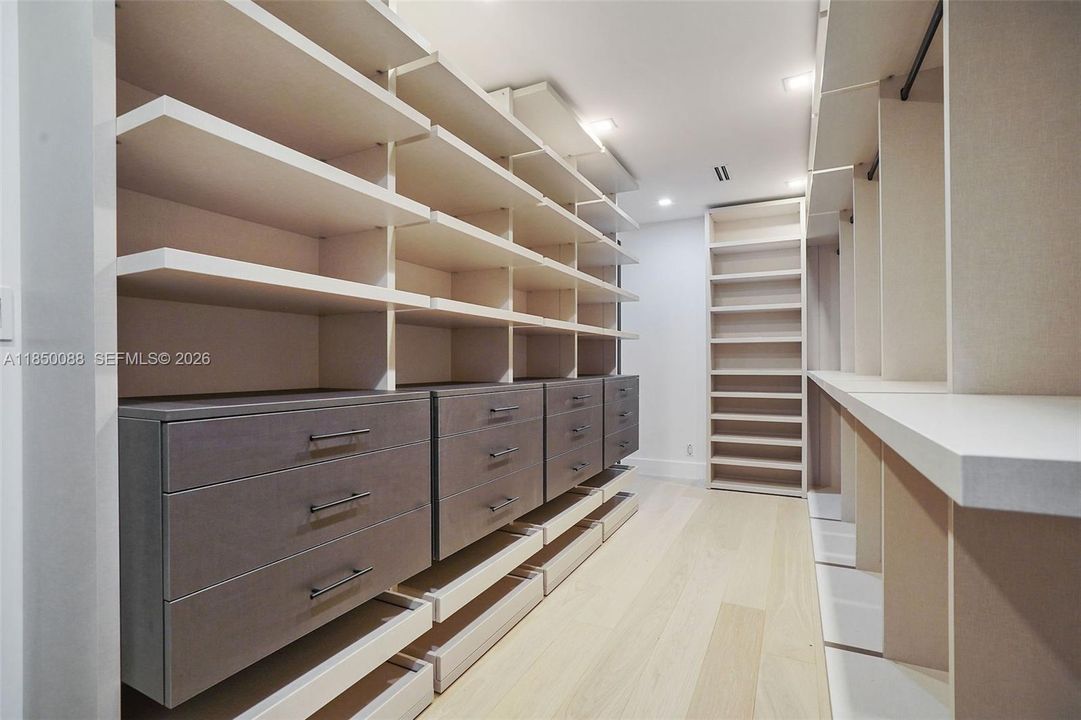 В аренду: $45,000 (5 спален, 6 ванн, 3955 Квадратных фут)