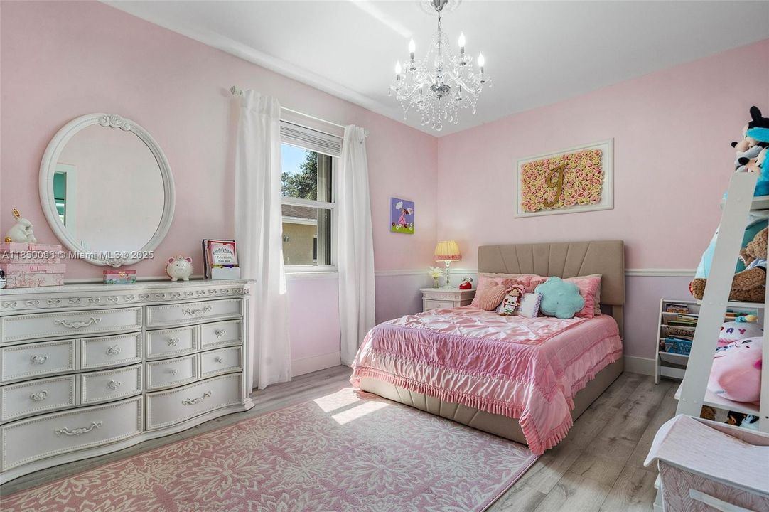 Vendido Recientemente: $720,000 (4 camas, 2 baños, 2051 Pies cuadrados)