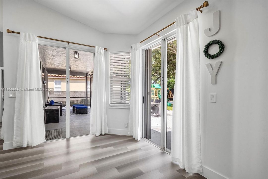 Vendido Recientemente: $720,000 (4 camas, 2 baños, 2051 Pies cuadrados)