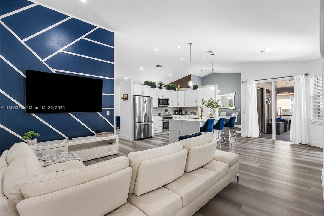 Vendido Recientemente: $720,000 (4 camas, 2 baños, 2051 Pies cuadrados)