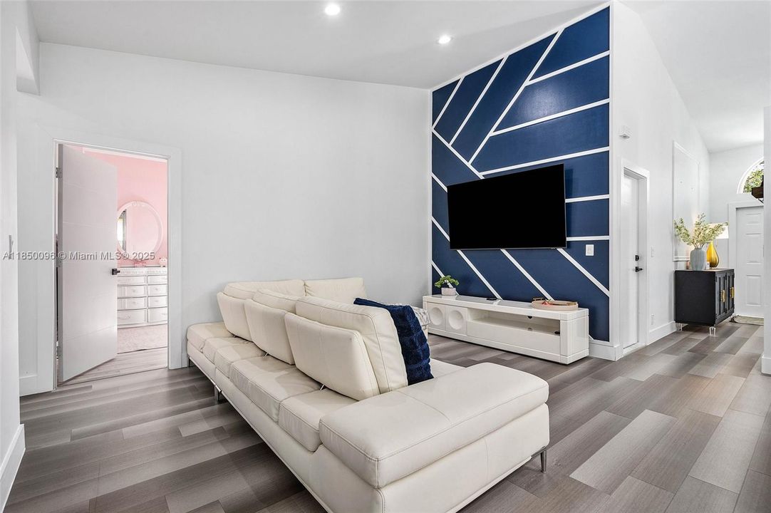 Vendido Recientemente: $720,000 (4 camas, 2 baños, 2051 Pies cuadrados)