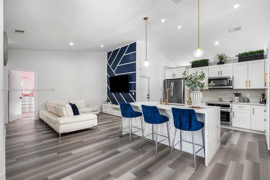 Vendido Recientemente: $720,000 (4 camas, 2 baños, 2051 Pies cuadrados)