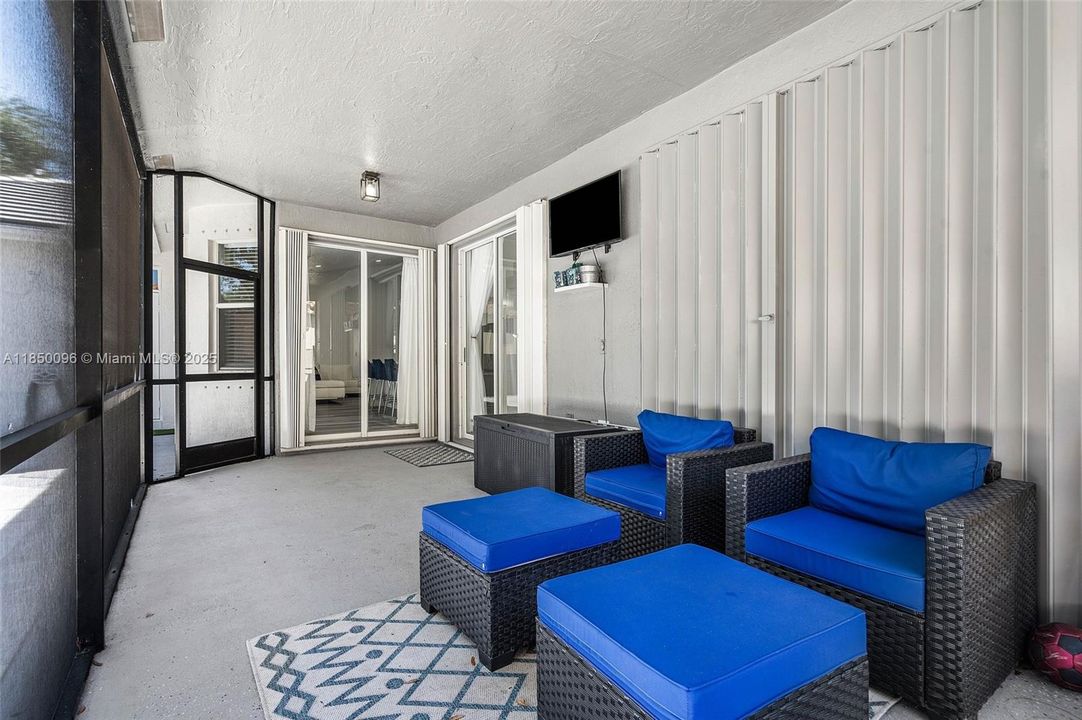 Vendido Recientemente: $720,000 (4 camas, 2 baños, 2051 Pies cuadrados)