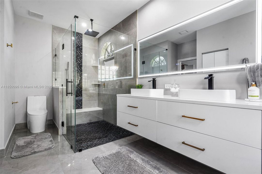 Vendido Recientemente: $720,000 (4 camas, 2 baños, 2051 Pies cuadrados)