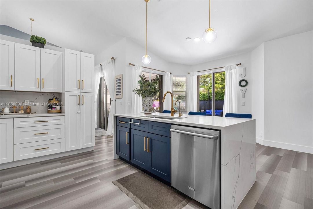 Vendido Recientemente: $720,000 (4 camas, 2 baños, 2051 Pies cuadrados)