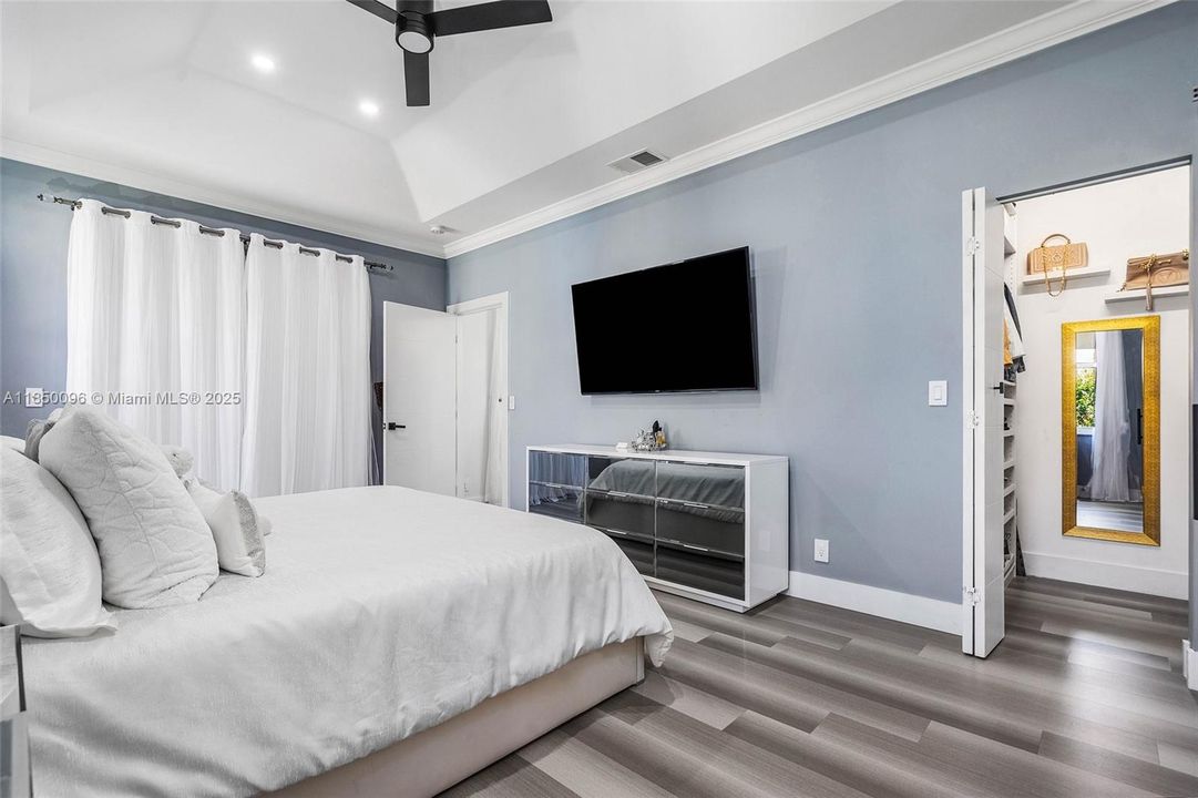 Vendido Recientemente: $720,000 (4 camas, 2 baños, 2051 Pies cuadrados)