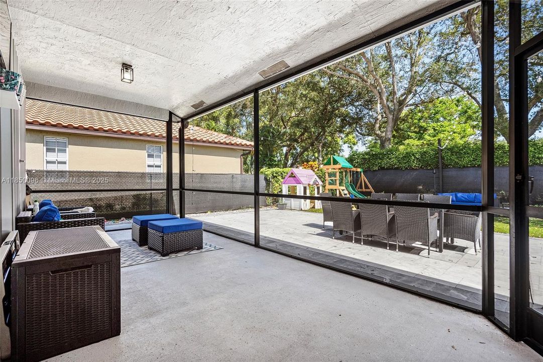 Vendido Recientemente: $720,000 (4 camas, 2 baños, 2051 Pies cuadrados)