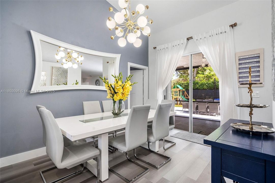 Vendido Recientemente: $720,000 (4 camas, 2 baños, 2051 Pies cuadrados)