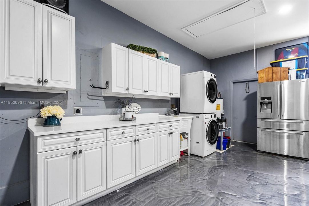 Vendido Recientemente: $720,000 (4 camas, 2 baños, 2051 Pies cuadrados)