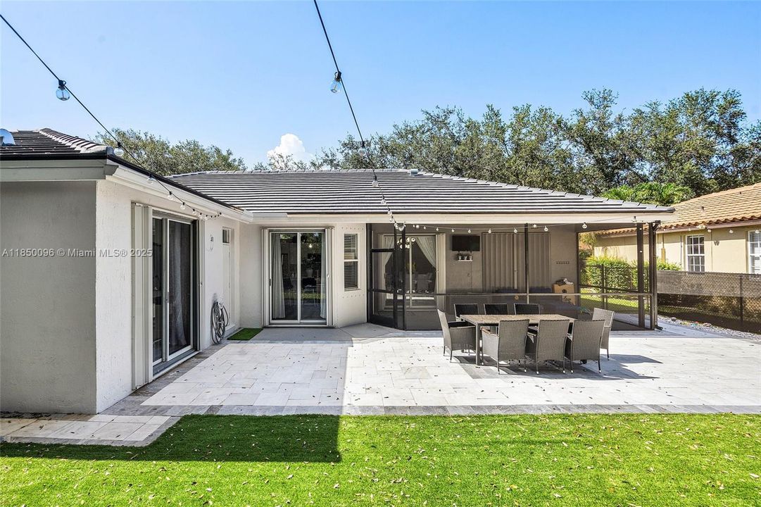 Vendido Recientemente: $720,000 (4 camas, 2 baños, 2051 Pies cuadrados)