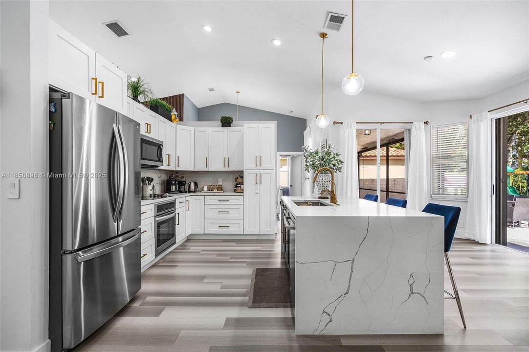 Vendido Recientemente: $720,000 (4 camas, 2 baños, 2051 Pies cuadrados)