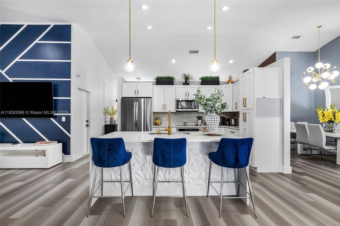 Vendido Recientemente: $720,000 (4 camas, 2 baños, 2051 Pies cuadrados)