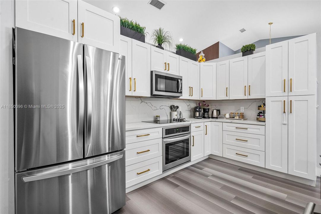 Vendido Recientemente: $720,000 (4 camas, 2 baños, 2051 Pies cuadrados)