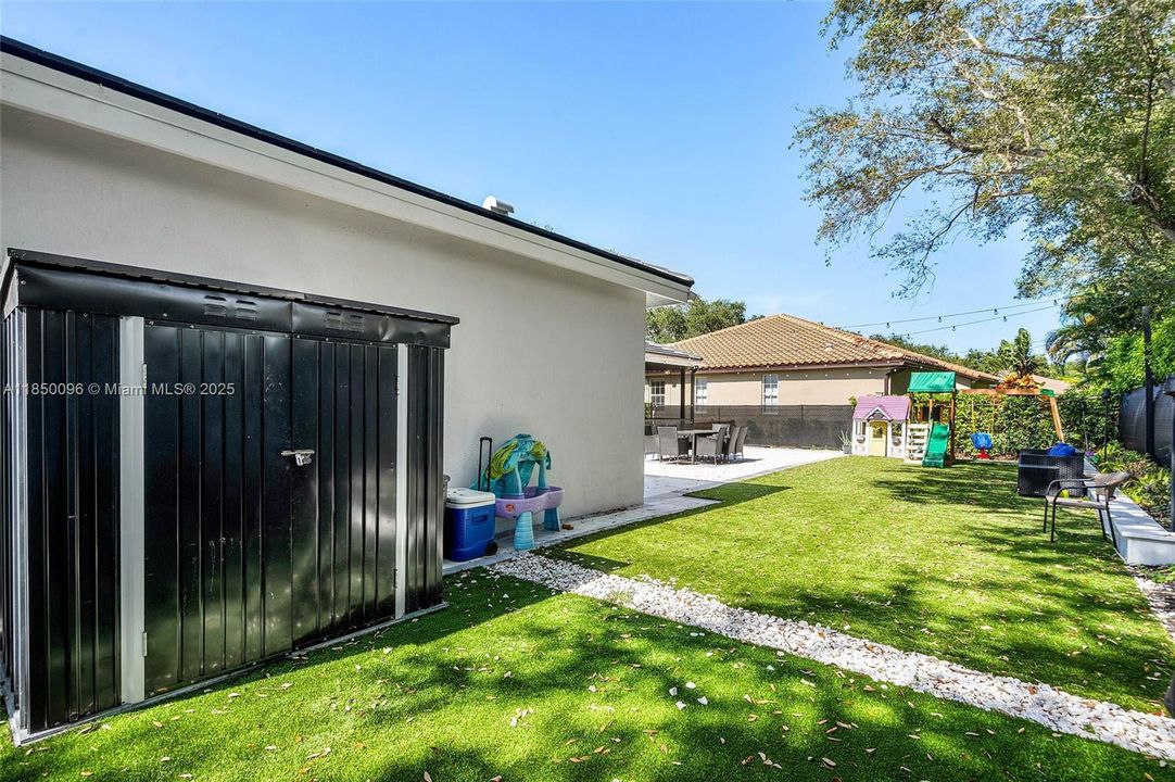 Vendido Recientemente: $720,000 (4 camas, 2 baños, 2051 Pies cuadrados)