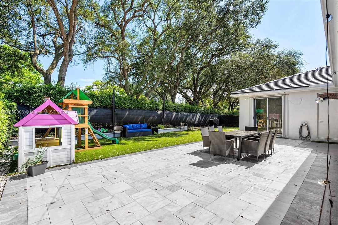 Vendido Recientemente: $720,000 (4 camas, 2 baños, 2051 Pies cuadrados)