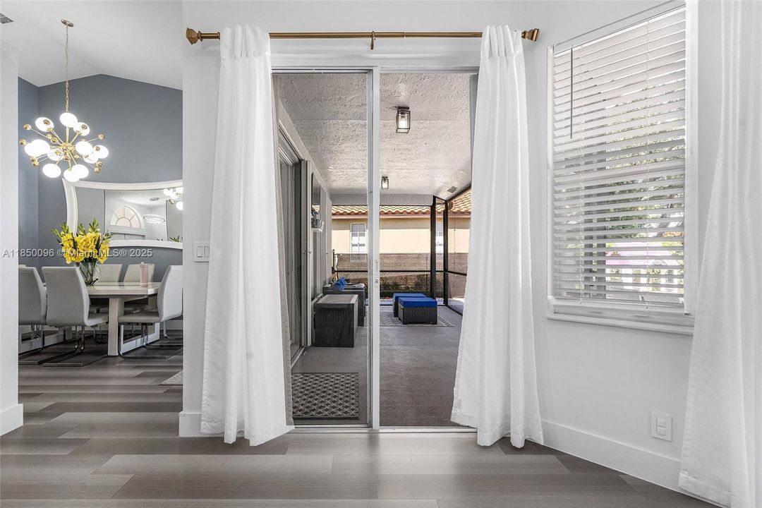 Vendido Recientemente: $720,000 (4 camas, 2 baños, 2051 Pies cuadrados)