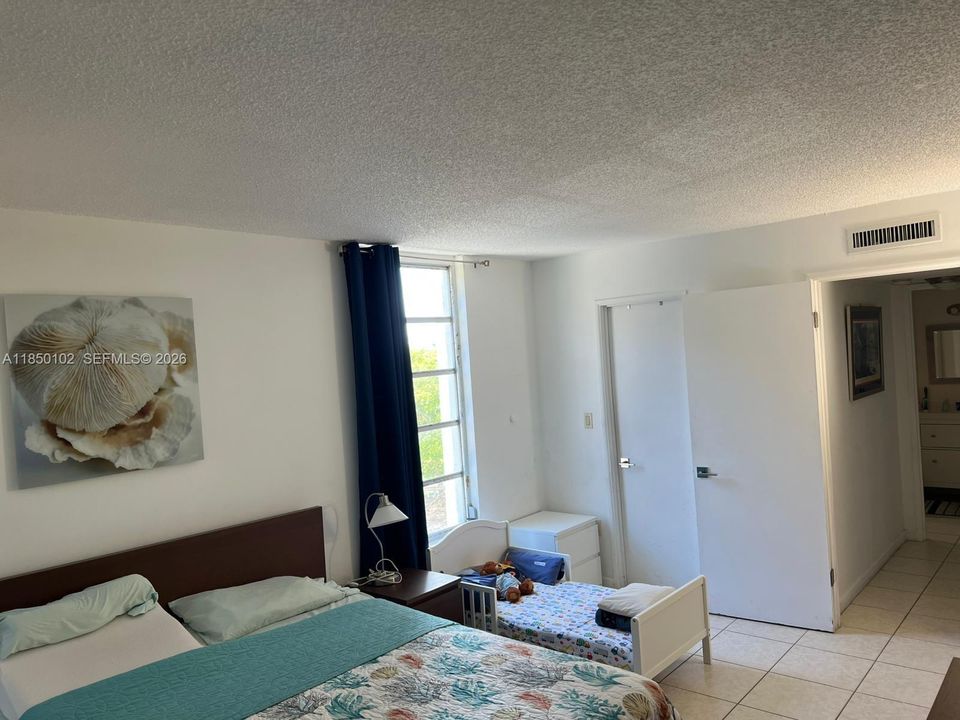 For Sale: $215,000 (1 beds, 1 baths, 758 Square Feet)