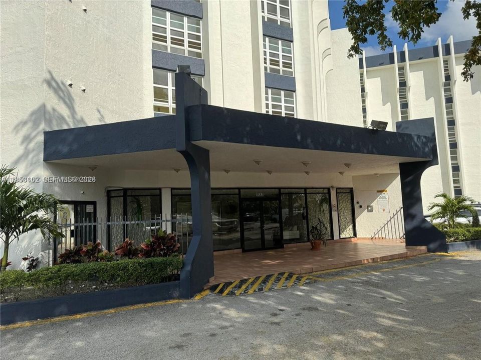 For Sale: $215,000 (1 beds, 1 baths, 758 Square Feet)