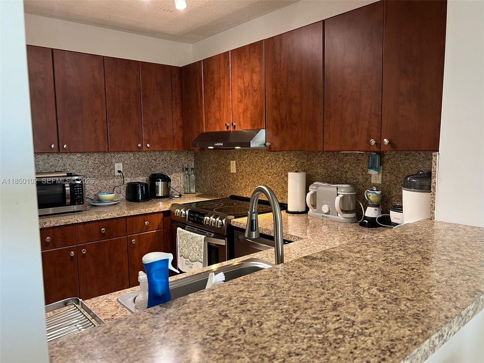 For Sale: $215,000 (1 beds, 1 baths, 758 Square Feet)