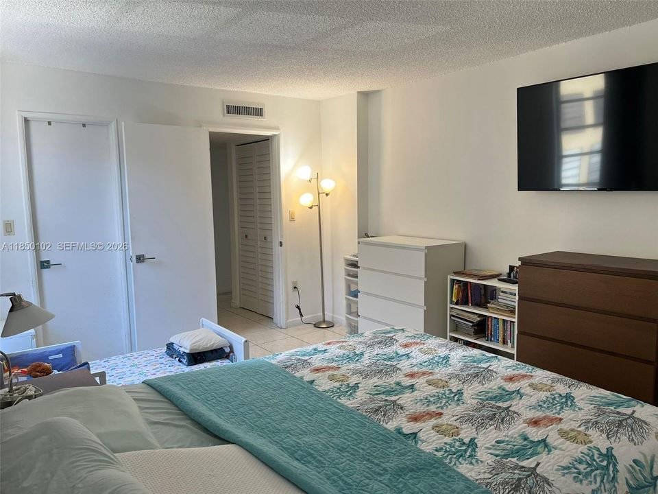 For Sale: $215,000 (1 beds, 1 baths, 758 Square Feet)