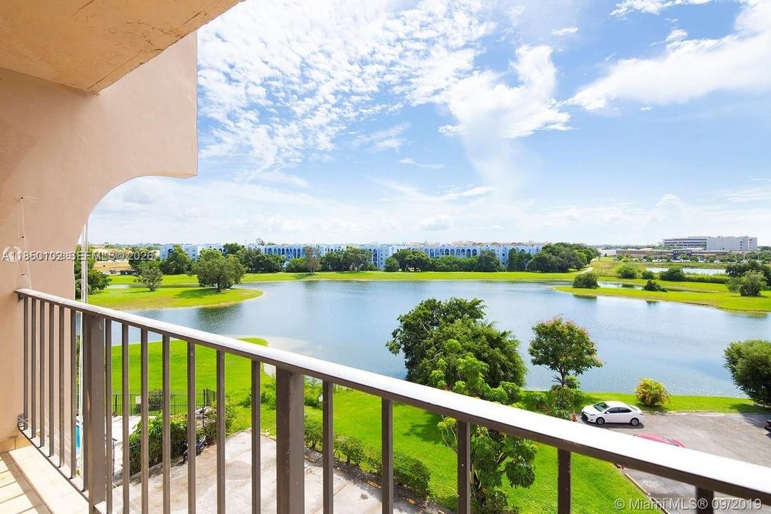 For Sale: $215,000 (1 beds, 1 baths, 758 Square Feet)