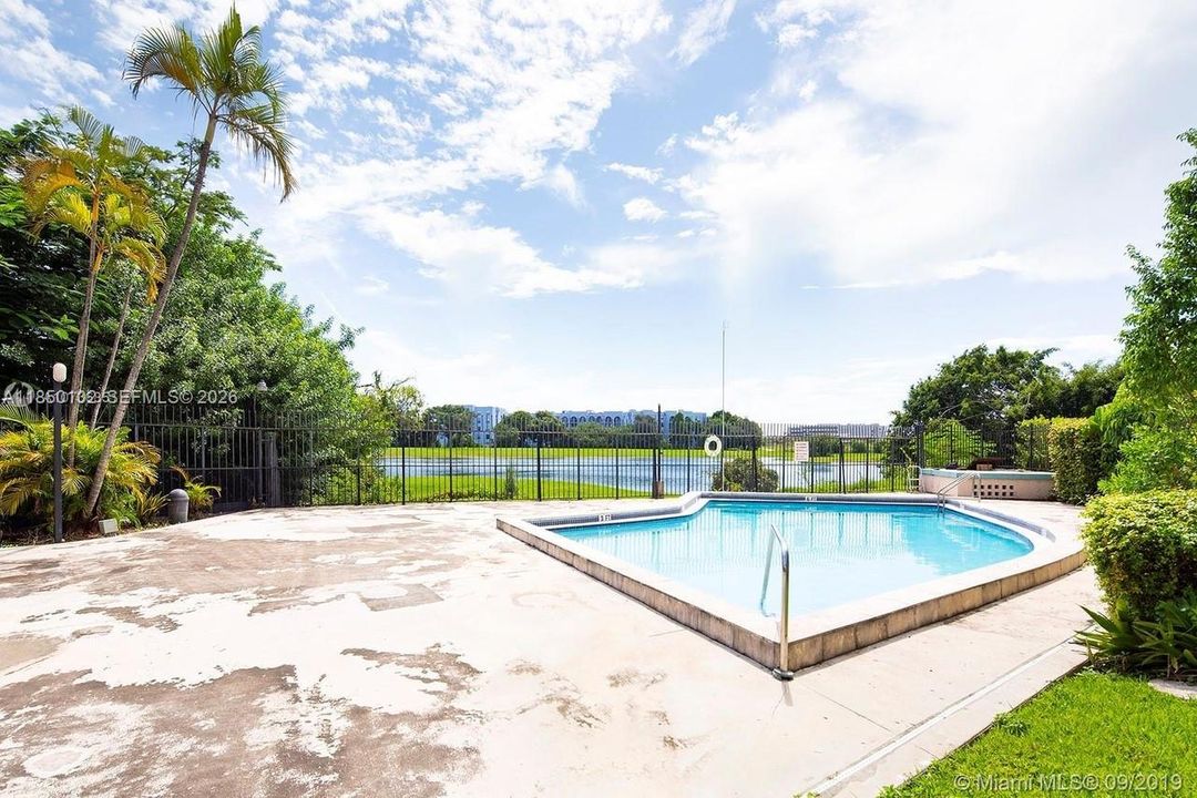 For Sale: $215,000 (1 beds, 1 baths, 758 Square Feet)